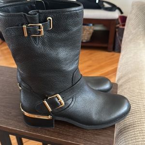 Vince Camuto black leather size 9.5 with 1.5 in heel and a 8.5 in-calf height